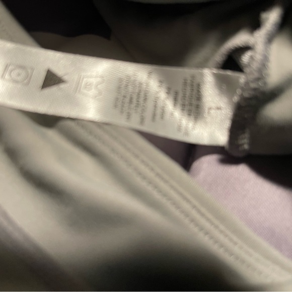 Open back, cropped, long sleeve gym top with thumb holes. Runs small - Picture 3 of 4